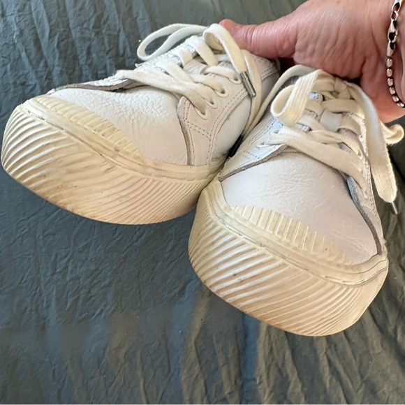 Cariuma Oca Low White Leather Sneakers. Size 8.5. - Picture 9 of 12